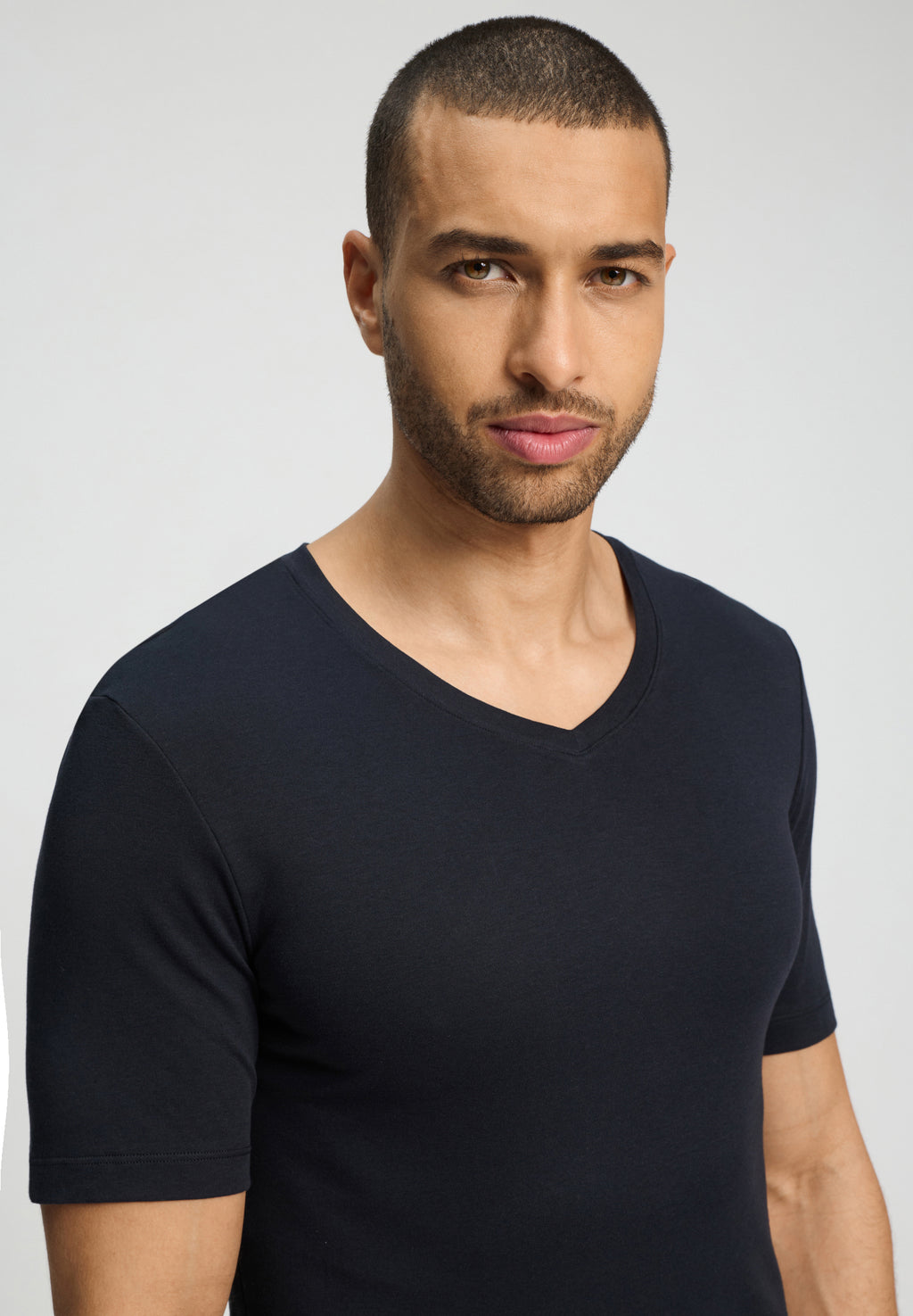 Sea Island Cotton Cotton V-Neck T-Shirt | Black 73173-019